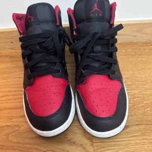 Nike Air Jordan 1 svart/röd sneakers - ✨ Nike Air Jordan 1 GS 39 EU 6,5 Y / Oanvända – Malmö ✨  🔥 Äkta GS-Jordan, nyskick 10/10   💰 Köpta 1400 kr → nu **800 kr**   📏 38 EUR = 6,5 Y US Youth (tonåring/smal vuxen)   ✅ Kartong + tags + extra snören   📍 Malmö – mötas idag (Emporia/Triangeln)  eller frakt såklart! Om ni ska mötas skriv,om frakt köp via Plick så fraktar jag! 