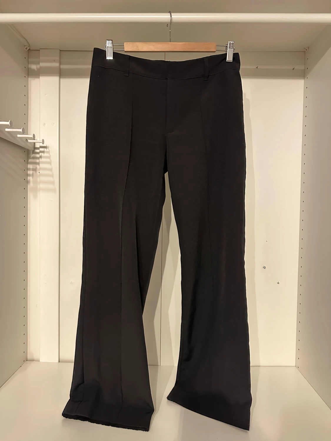 Svarta lågmidjade kostymbyxor - 2