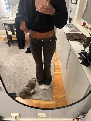 True religion jeans  - Jättefina oanvända true religion jeans. Innerbenslögden: 79-80cm midjemått rakt över: 38cm de passar mig jättebra i längden o jag är 1,65😊