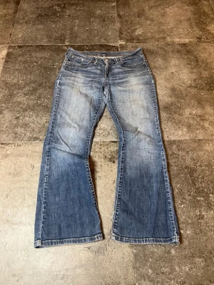 Vintage flared Levis jeans  - Tja! Säljer mina riktigt feta flared jeans från Levis, dom har sjuka fades utöver och inga större slitningar👏 strlk 30/30 men passar 30/32