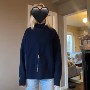 Mörkblå polotröja med dragkedja Zara - Snygg mörkblå polotröja från Zara i storlek M. Tröjan har en hög krage och cool detalj med två dragkedjor framtill. 