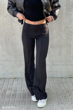 Svarta lågmidjade kostymbyxor - Säljer dessa lågmidjade kostymbyxorna som inte längre kommer till användning. Det är ifrån Madlady och är i storleken short 34.💕