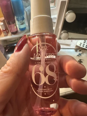 Sol de Janeiro Cheirosa 68 Mist - Sol de Janeiro Cheirosa 68 Perfume Mist i smidig 30 ml flaska. Perfekt att ta med i väskan för en fräsch boost när som helst. Trendig och populär bland unga – ge din stil en extra touch! Ny oöppnad 
