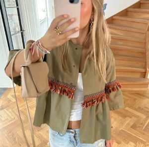 Grön trendig jacka  - Jättefin jacka inför hösten från Zara, storlek M❤️