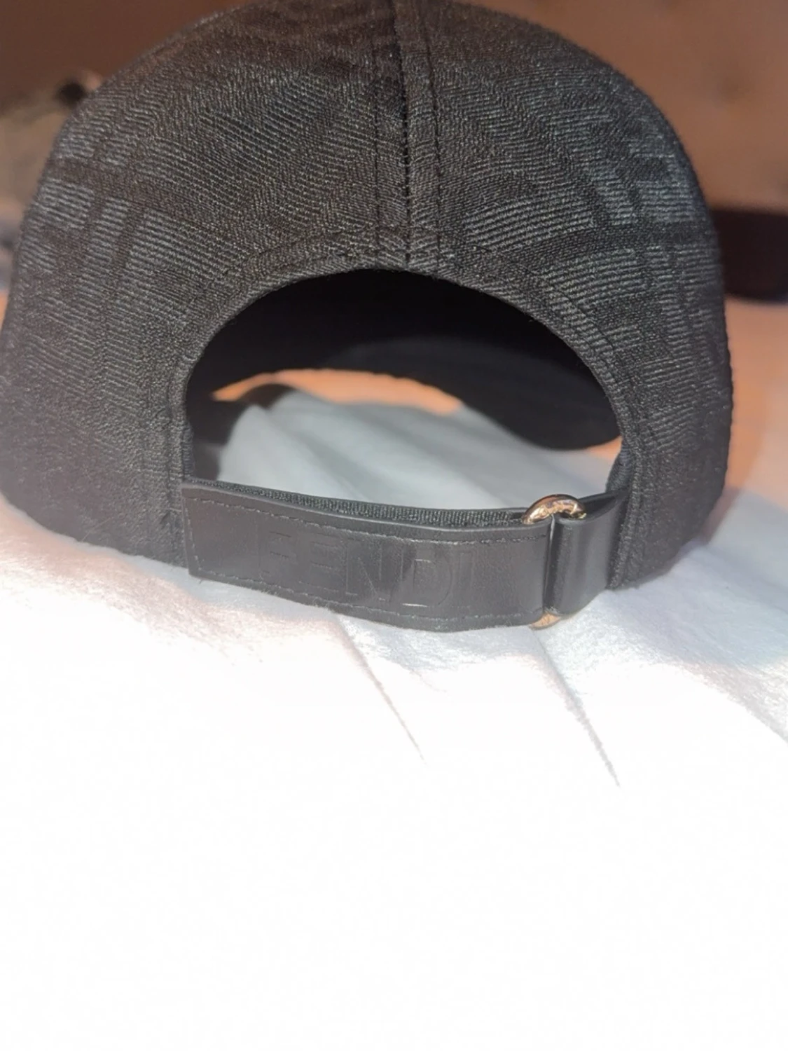 Svart keps med logomönster - 2