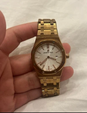 Klocka - Swiss made klocka alla detaljer och serienummer och allt finns med. Osäker bara på batteriet men det går att byta i en smyckes butik. Ni kan sälja för mer än priset jag säljer för 