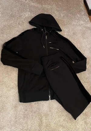 Armani Exhange Dress ~unik~ - Väldigt unik och skön dress köpt på Dubai Mall. 