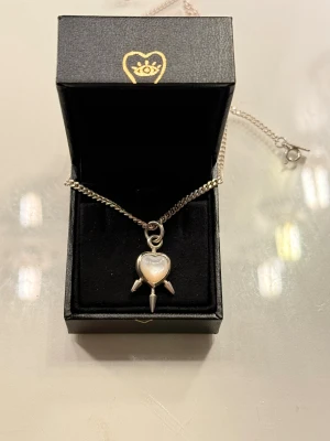 Maria Nilsdotter halsband 40 cm - Helt oanvänt, som nytt! Orginalbox ingår, kan även slå in med maria nilsdotter papper samt skicka med ett kort från dem om önskas. Skriv vid frågor! Nypris: 3200 kr