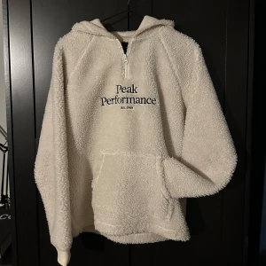 Vit teddyjacka Peak Performance - Säljer en schysst fleece hoodie från Peak Performance | Storlek junior, 170 (sitter som xs/s) | Använd ett fåtal gånger | Hör av dig vid minsta fundering
