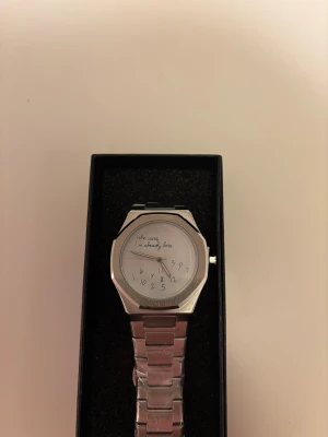 Rolex liknande klocka - Helt ny, stilren, texten WHO cares I’m already late, passar till alla outfits