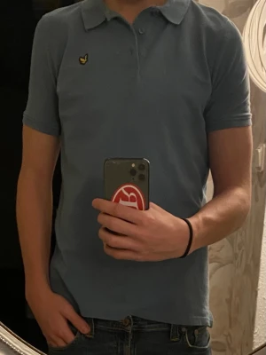 Blå piké från Lyle & Scott - Säljer en stilren blå pikétröja från Lyle & Scott Nypris 749 | Storlek XS men passar S, perfekt för dig som är 168-175