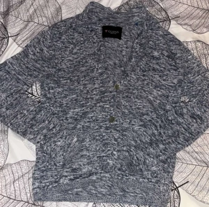 Kofta - Grå kofta från guess, storlek s inga defekter 250kr