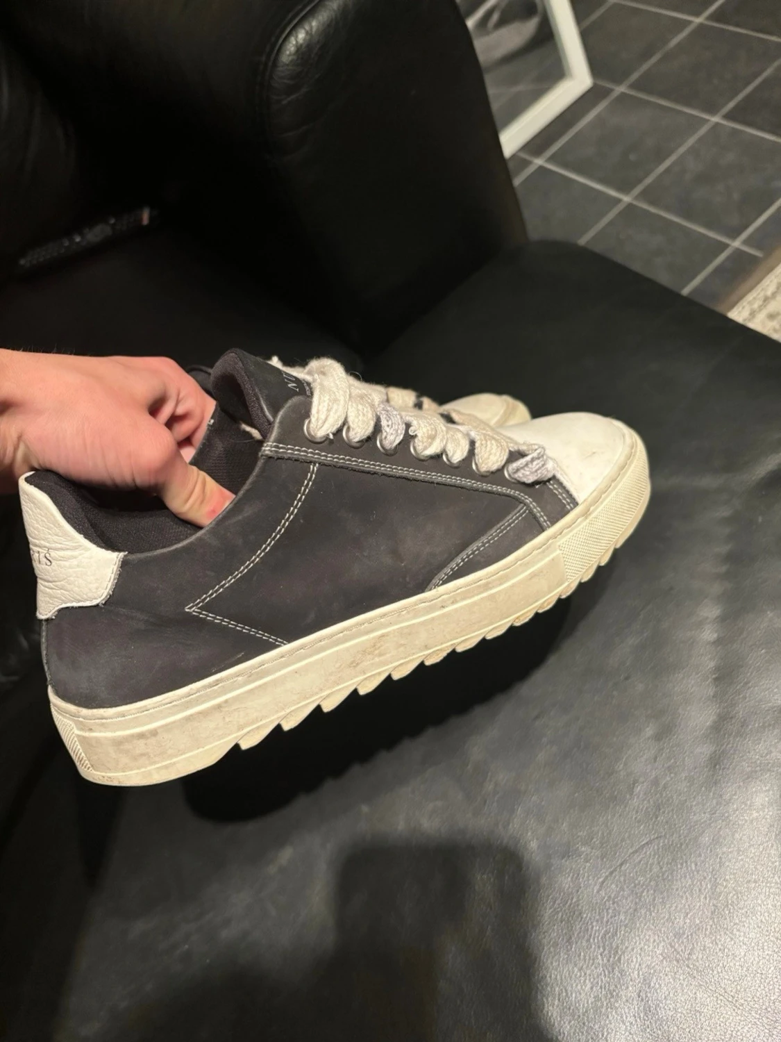 Svarta och vita sneakers från Numeris - 2