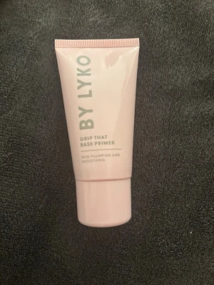 By Lyko Grip That Base Primer🫶🏻 - Grip That Base Primer från By Lyko i en ljusrosa tub. Den är designad för att ge en plumpande och utjämnande effekt på huden, perfekt som bas innan smink. Tuben är smidig att ta med och har en modern, stilren look. Testad en gång, säljer då den inte kommer till användning🤍