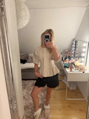 Slutsåld topp - Skulle säga att den är lite liten i storleken💕