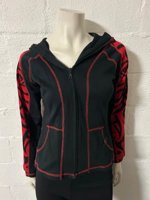 HUVJACKA med spetsig huva storlek XS - Helt ny HUVJACKA i storlek XS. Lite tunnare material än collegetyg. 100% bomull.