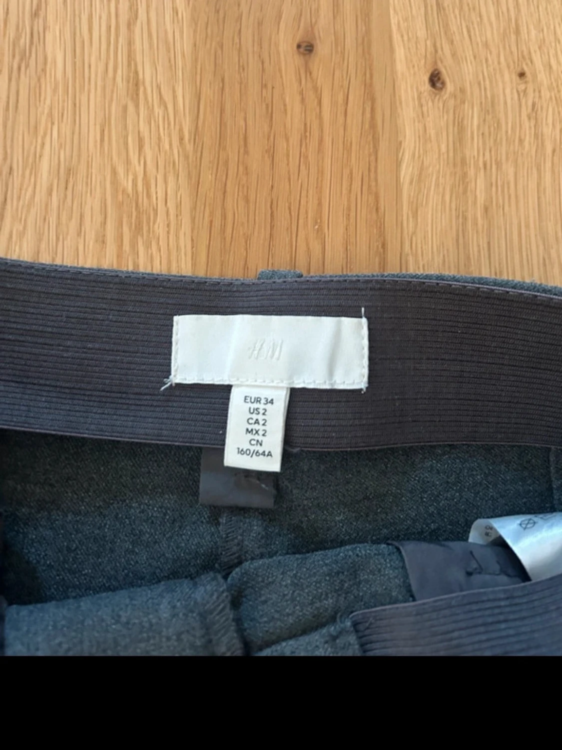 Grå kostymbyxor från H&M, stl 34 - 1