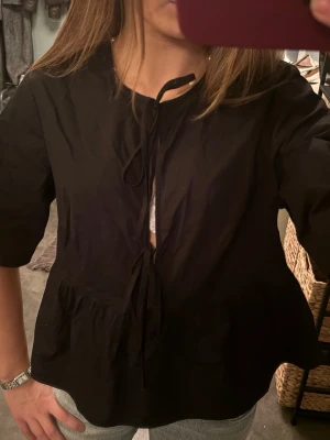 Svart finare topp från hm  - Passar perfekt till middagar eller skolan! Går både att klä upp och klä ner. Lite roligare än att bara ha en t- skirt. 