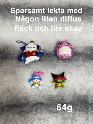 Små leksaker - Sparsamt lekta med. Någon liten diffus fläck och lite skav kan finnas.