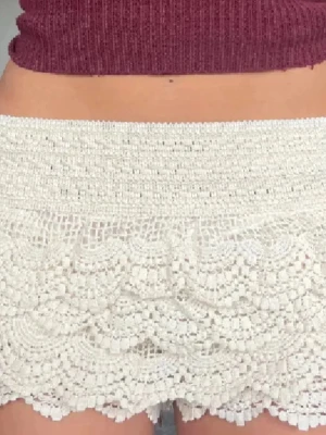 Vita virkade shorts med spetsdetaljer - Säljer ett par vita virkade shorts med snygga spetsdetaljer och vågiga kanter. Perfekta för varma dagar och sommarhäng. Supersöta och unika i sin design! Ge gärna prisförslag. Köpte av en annan på Plick och har för mig att det var från Zara ( inte min bild fråga om en egen bild)