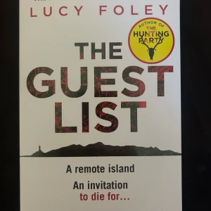 The Guest List - En spännande thrillerbok av Lucy Foley. Handlingen utspelar sig på en avlägsen irländsk ö där gäster samlas för ett bröllop, men gamla oförrätter och hemligheter leder till mord. Perfekt för dig som gillar mysterier och spänning.