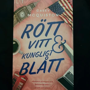 Rött, vitt & kungligt blått - En romantisk bok av Casey McQuiston om Alex, son till USAs första kvinnliga president, och prins Henry av Wales. Omslaget är rosa med blå text, amerikansk och brittisk flagga, samt motiv som Big Ben och en röd telefonkiosk.