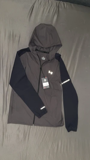 Under Armour Wind - Säljer en helt ny Under Armour Wind byxor oanvänd, Stolek S. Kommer med prislappar. Fraktar snabbt inom 24h efter köp.  Skriv gärna vid fler frågor. Kedjorna vid byxorna är sönder. Säljer bara byxorna inte jackan.