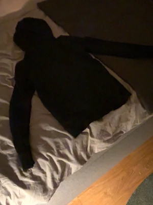 Hugo Boss Hoodie  - Den är väldigt bekväm och skön att ha på sig, den är väldigt lätt och sitter tajt i midjan vilket är väldigt skönt. Den är XS men är lite större i storleken, skulle säga att den är en S. Denna tröjan finns inte att köpa någon stans så passa på!!. Kostar ny 1400 säljs för 600 och snabb affär🥂.