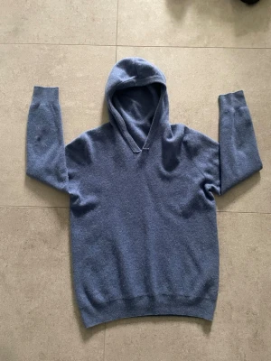 Merinoull hoodie - Säljer en snygg merinoull hoodie i färgen blå, använd fåtal gånger och tröjan passar bra till nästan allt. Storlek M, men passar även på S. Skriv till mig ifall ni har frågor eller vill ha fler bilder! 