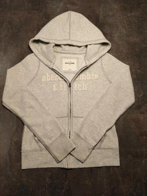 Abercrombie & Fitch Hoddie med dragkedja  - Bra scko förutom en fläck passar XXS
