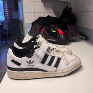 Adidas forum - Säljer ett par klassiska vita Adidas forum i storlek 45 1/3 då jag inte använder dessa längre. Inte vidare slitna mest lite smuts som man kan tvätta bort (kan göra det innan köp om det önskas). 