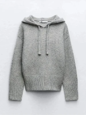 Grå stickad tröja från Zara - Grå stickad hoodie från Zara i storlek S