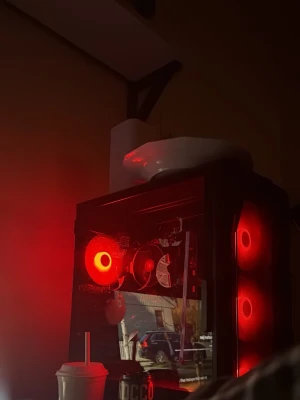 Stationär gamingdator med röd LED-belysning - Hallö här är en Kraftfull stationär gamingdator med flera röda LED-fläktar och sidopanel i glas. Datorn är i gott skick, inga synliga defekter eller slitage. Perfekt för gaming och krävande applikationer. Komponenter och detaljer synliga genom glaset specs 4060 nvidia amd ryzen gen 5600x 1tb ssd 