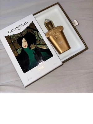Casamorati Lira EdP  - Casamorati Lira EdP kommer i en lyxig förpackning med unik design. Flaskan rymmer 30ml återstående mängd kvar bild2. Perfekt för dig som vill sticka ut med en exklusiv parfym från ett välkänt märke. Kolla bild 3 för beskrivning av doft. Nypris 1265kr.