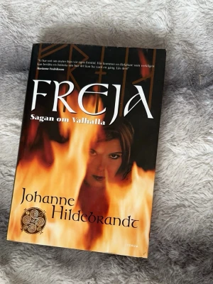 Freja: Sagan om Valhalla - Upptäck en spännande berättelse inspirerad av nordisk mytologi! 'Freja: Sagan om Valhalla' tar dig med till en värld av gudar, hjältar och äventyr. Perfekt för dig som gillar historia, myter och episka sagor.🌸 Använt skick. Hel.