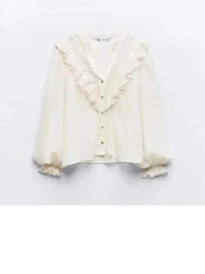 Vit blus från Zara  - Säljer denna då jag inte använder den längre. Köpte för längesedan 