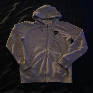 Comme Des Garcons hoodie - Säljer nu min gråa comme des garcons hoodie. Passar folk med S  köpte ny för några år sedan. Hoodie har ett fet och ett utstyckande svart hjärta för dom som vill sticka ut. 9/10 skick 