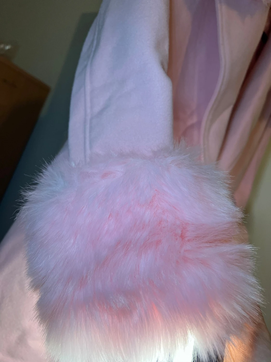 Rosa trenchcoat ,kappa med fuskpäls och pärlknappar och bälte  - 3