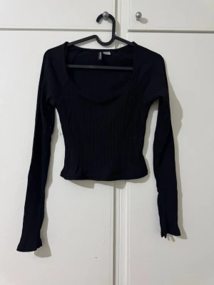 Svart topp - En svart topp i stl S som är i väldigt bra skicks säljs för 60 kr. 