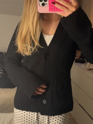 Svart stickad kofta med knappar - Super fin och populär kofta från Wera ❣️❣️