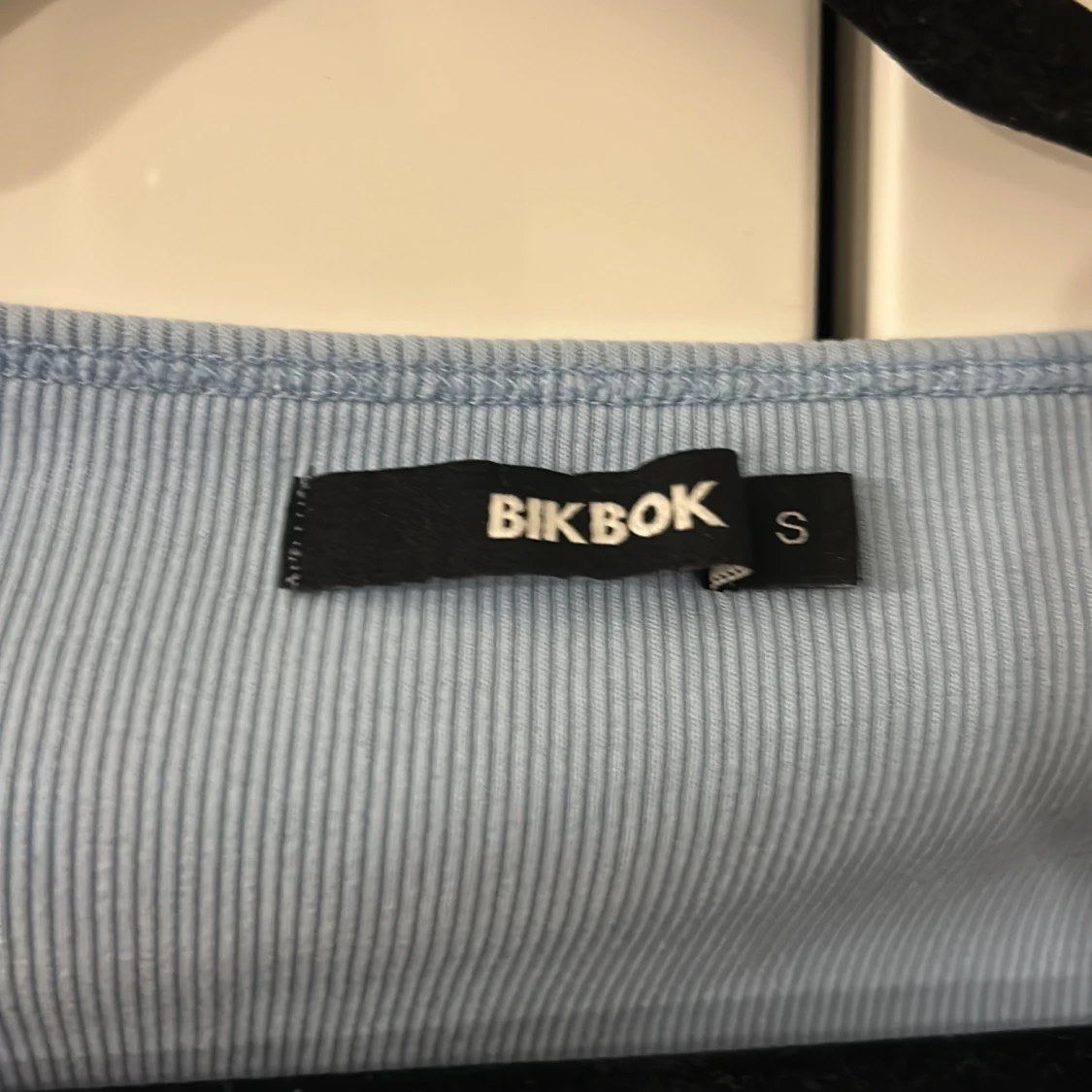 Ljusblå ribbad topp från Bik Bok - 2