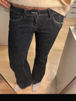 Lågmidjade bootcut jeans  - Säljer dessa populära bootcut jeans från Gina tricot❤️klippta nertill så passar 173 och kortare 