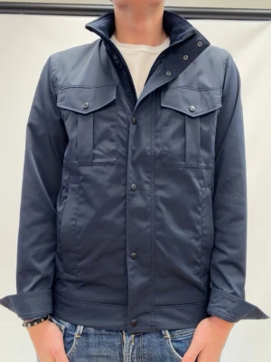 Mörkblå vindjacka från J.Lindeberg - Snygg mörkblå vindjacka från J.Lindeberg nu till hösten jackan är knappt använd o är lite schysstare så