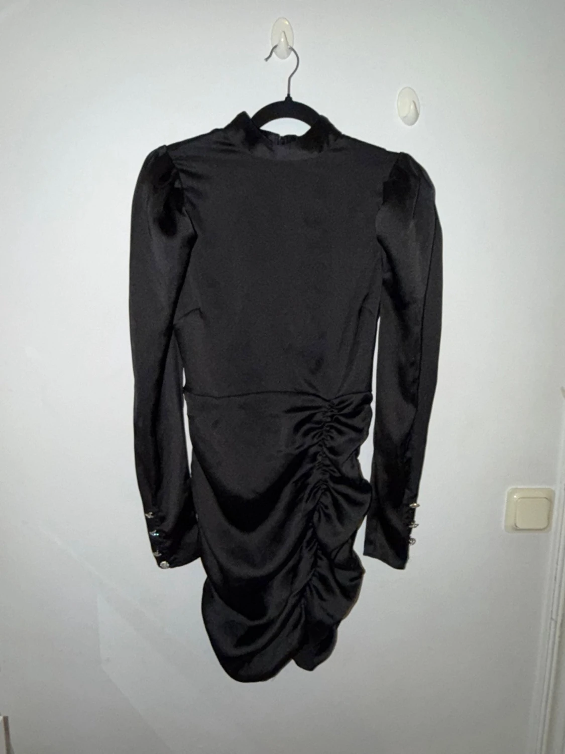 Svart satin klänning med puffärm - 1