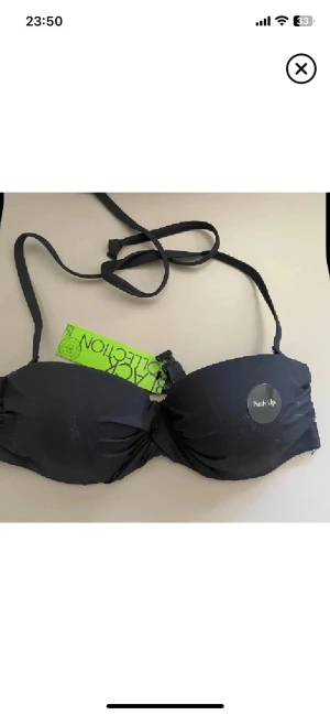 Svart bikiniöverdel från Index - Svart push up bikiniöverdel från Index Black Collection med justerbara axelband och snygg knäppning framtill. Stilren design utan mönster, perfekt för dig som gillar enkel och klassisk look. Materialet är mjukt och följsamt syntet.