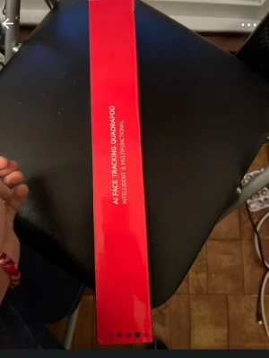 C17 AI Face Tracking Quadrapod Gimbal - AI Face Tracking Quadrapod Gimbal med intelligent och multifunktionell design. Funktioner inkluderar 360° rotation, fjärrkontroll, avtagbart telefonfäste, aluminiumlegering och balanseringshandtag. Perfekt för stabila selfies och videoinspelning. Produkten är ny i förpackning.