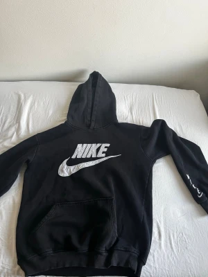Svart Nike Hoodie - Svart nike barnhoodie side L. Bra skick inga skador, väl hanterad.