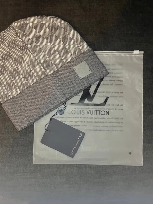 Louis V mössa - Helt ny Louis V mössa. Ny model. Allt på bilden i går. 