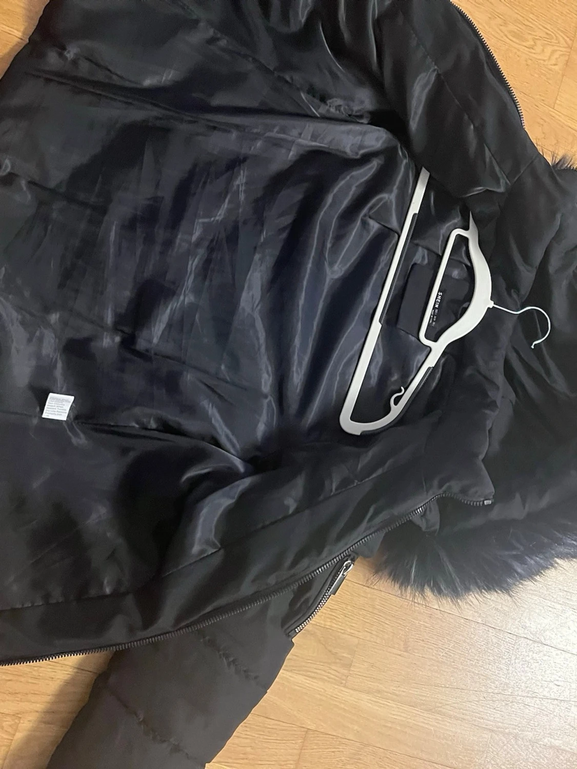 Svart pufferjacka med fuskpäls - 1