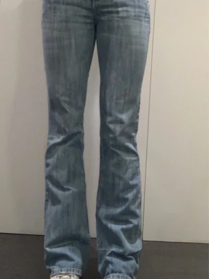Bootcut ljusblå jeans vintage ifrån Cross Jeans -  Supersnygga lågmidjade jeans som endast är använda fåtal gånger str W29 L34 (midjemått rakt över är 40 och innerbenslängd 84), skriv privat vid frågor 
